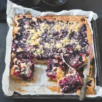 Hrnková buchta s borůvkami a drobenkou