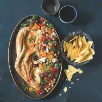 Hummus se salátem & tortillové chipsy Hummus se salátem & tortillové chipsy