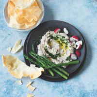 Hummus z černookých fazolí s chřestem a ředkvičkami