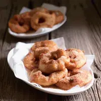 Jablečné kroužky v pivním těstíčku