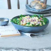 Jednoduchý jablečno-sýrový salát Jednoduchý jablečno-sýrový salát