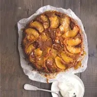 Obrácený jablečný koláč s karamelem