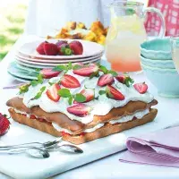 Koláč s makovou šlehačkou a jahodami