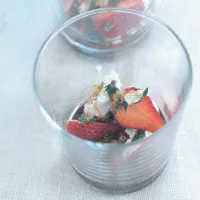 Jahody na kozím sýru