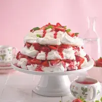 Třípatrová Pavlova s jahodami Třípatrová Pavlova s jahodami