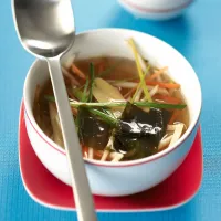 Japonská polévka miso s mořskou řasou wakame