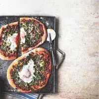 Jednoporcové pizzy s kadeřávkem a vejci
