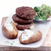 Jehněčí burger s mozzarellou, pečenou bramborou a salátem