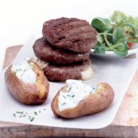 Jehněčí burger s mozzarellou, pečenou bramborou a salátem