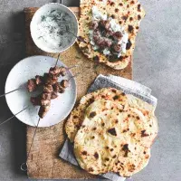 Jehněčí špízy s tzatziki a chlebovými plackami Jehněčí špízy s tzatziki a chlebovými plackami