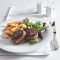 Jelení medailonky ve slanině s hranolky