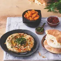 Jeruzalémský hummus, pasta schug a marocká mrkev Jeruzalémský hummus, pasta schug a marocká mrkev