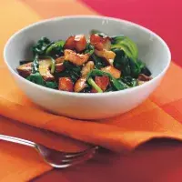 Salát z čerstvého špenátu, hub a slaniny