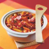 Zapečené fazole s jablky a slaninou