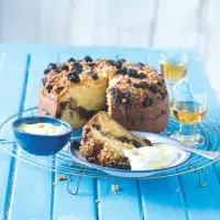 Jogurtový koláč s ořechy a rozinkami