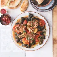 Jordánské plněné vinné listy s omáčkou a jehněčími kotletkami