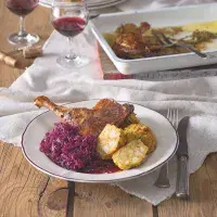 Kachní stehna s vinno-rybízovou omáčkou Kachní stehna s vinno-rybízovou omáčkou