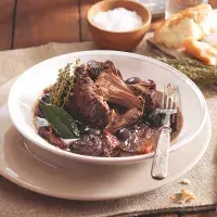 Kančí na víně se švestkami a hrozny