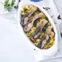 Kapr pečený na slanině a šťouchaných bramborách Kapr pečený na slanině a šťouchaných bramborách