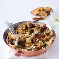 Choucroute s kaprem, klobáskou a pancettou