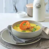 Kapří polévka s kari, ovocem & krevetami Kapří polévka s kari, ovocem & krevetami