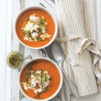 Kapří tomatová polévka s bazalkovým pestem Kapří tomatová polévka s bazalkovým pestem