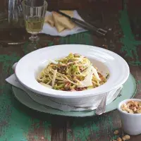 Těstoviny se slaninou a kapustičkami