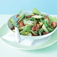 Karamelové vepřové s cibulkami a se salátem