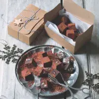 Karamelovo-čokoládové kostky s makadamiovými oříšky Karamelovo-čokoládové kostky s makadamiovými oříšky