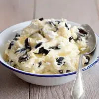 Bramborová kaše s olivami a fetou
