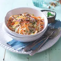 Kedlubnovo-mrkvový salát s dresinkem z modrého sýra