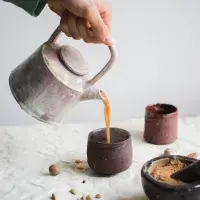 Co je masala chai: Voňavý kořeněný nápoj s jemností mléka pohladí po jazyku i po duši