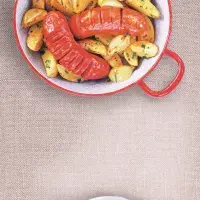 Brambory zapečené s cibulí a klobáskami