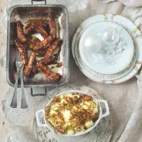 Klobásky ve slanině s šalotkovou bramborovou kaší Klobásky ve slanině s šalotkovou bramborovou kaší