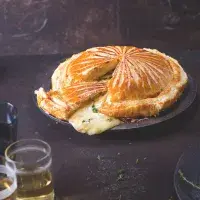 Koláč s cibulí a camembertem