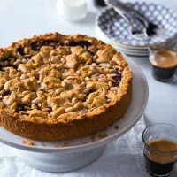 Koláč s mandlovým korpusem a višňovým džemem