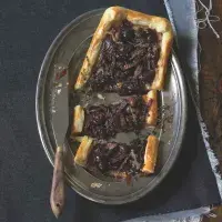 Koláč s olivami a karamelizovanou cibulí Koláč s olivami a karamelizovanou cibulí
