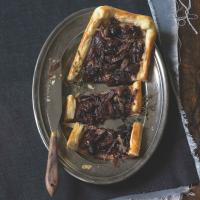 Koláč s olivami a karamelizovanou cibulí