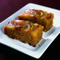 Obrácený pivní koláč s hruškami