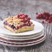 Rybízový koláč s mandlovou drobenkou