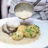 Koprová omáčka s hovězím masem a zastřeným vejcem