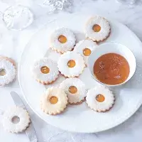 Kořeněné máslové sušenky s pomerančovou marmeládou