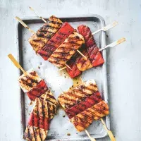 Kořeněné špízy s halloumi a melounem Kořeněné špízy s halloumi a melounem