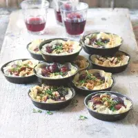 Košíčky s hrozny, ořechy a modrým sýrem