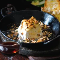 Zapékaný kozí sýr s medem a ořechy