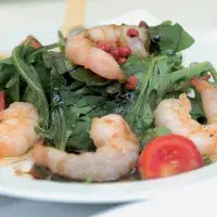 Křehké krevety na rukolovém salátu