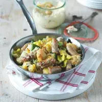 Opékané brambory s klobáskami a křenovou remuládou