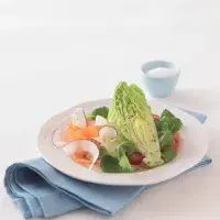 Křupavý salát s kokosovými hoblinkami