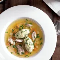 Kuřecí polévka s krupicovými nočky