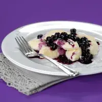 Krupicové nočky s borůvkovou omáčkou Krupicové nočky s borůvkovou omáčkou